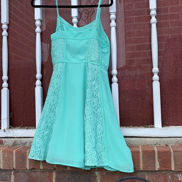 Mint green dress with lace details - Picture 5 of 5
